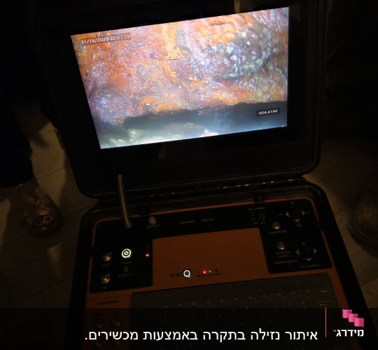מכשיר בדיקה עם מסך המציג תמונה פנימית של צינור